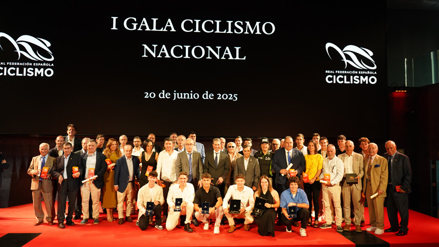 El Pelotón La I Gala del Ciclismo de la RFEC premia a más de 40 personas e instituciones Gala del Ciclismo Nacional