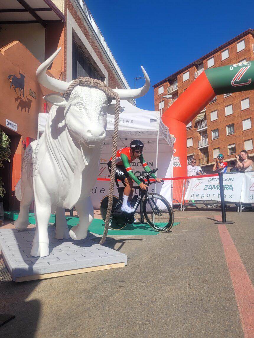 Gari Ugarte iniciando la crono de Benaventa de la Vuelta a la Provincia de Zamora 2025 (Foto: Fabio López / Ciclismo El Pelotón)