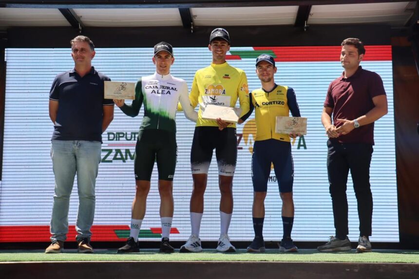 El Pelotón El Extremadura-Pebetero, con Adrián Benito al frente, protagoniza en Lubián un cierre perfecto de la Vuelta a la Provincia de Zamora Podio final de la Vuelta a la Provincia de Zamora 2025 con Benito, Lozano y Bilyi (Foto: @cccadalsa)