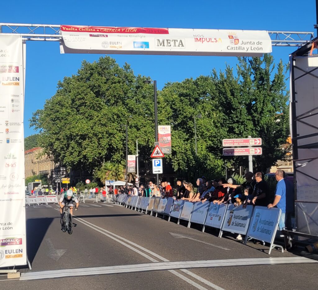 Entrada en la meta de la crono de Salamanca de José María Martín, del Extremadura-Pebetero (Foto: Fabio López/Ciclismo El Pelotón)