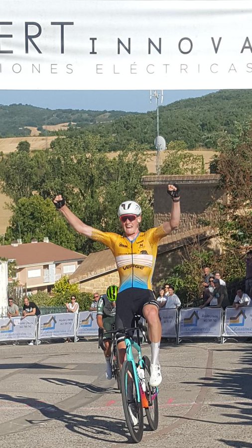 El Pelotón Ezra Caudell muestra el poderío del Team California en Villatuerta Victoria de Ezra Caudell en Villatuerta (Foto: @Mertxe_Beriain)