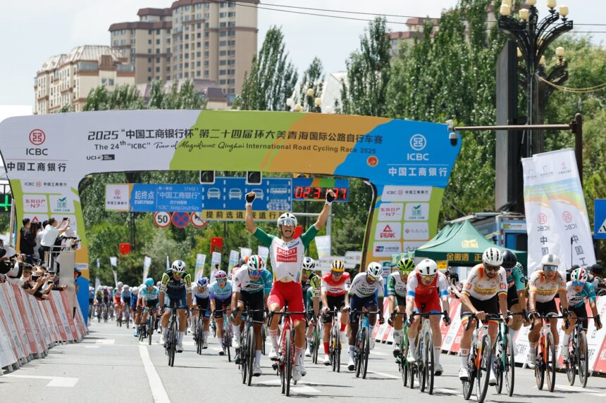 El Pelotón Victoria de Manuel Peñalver en el arranque del Tour of Magnificent Qinghai Manuel Peñalver Team Polti VisitMalta Tour of Magnificent Qinghai