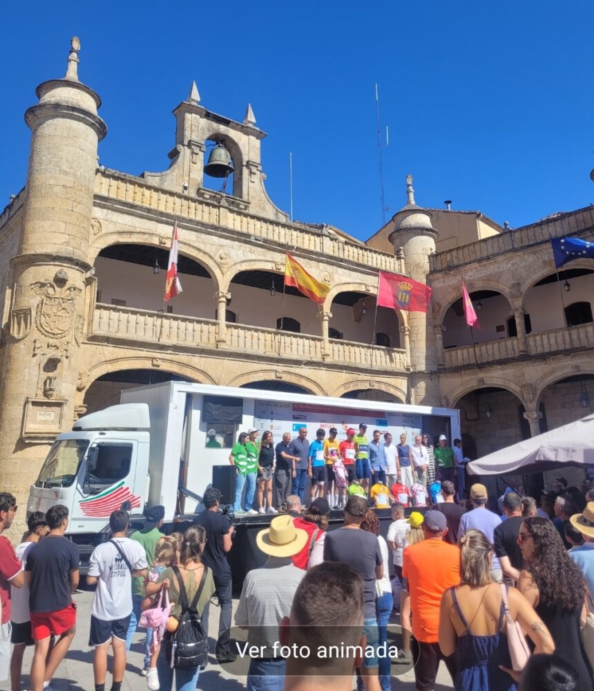 El Pelotón Fran Bennassar (Cortizo) y Jorge González (Fundación Euskadi) salen a hombros de Ciudad Rodrigo Podio final en Ciudad Rodrigo de la 2ª etapa de la #VueltaCyL25