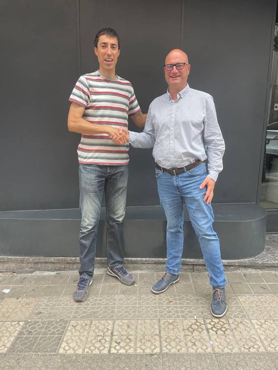 El presidente de la Federación de Bizkaia de Ciclismo, Manuel Gómez Arredondo, y el gerente de la empresa Sportpublic, Domingo Agudo Imaz,