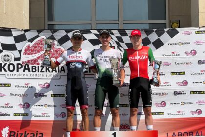 Podio de la prueba de Sopela 2025 con Villar, Garaiar y Suárez (Foto: @FilialCajaRural)