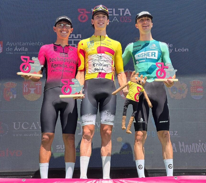 Podio final de la Vuelta a Ávila 2025 con Martín, Crozzolo y Pérez (Foto: @TeamExtremadura)