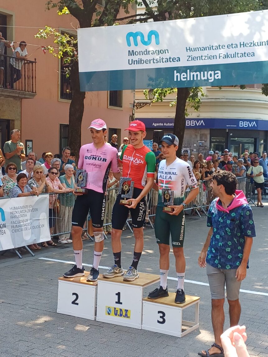 El Pelotón Rubén Rodrigues (Fundación Euskadi) consigue un triunfo de calidad en Aretxabaleta Podio de Aretxabaleta con Rodrigues, del Cid y Corres (Foto: @FilialCajaRural)