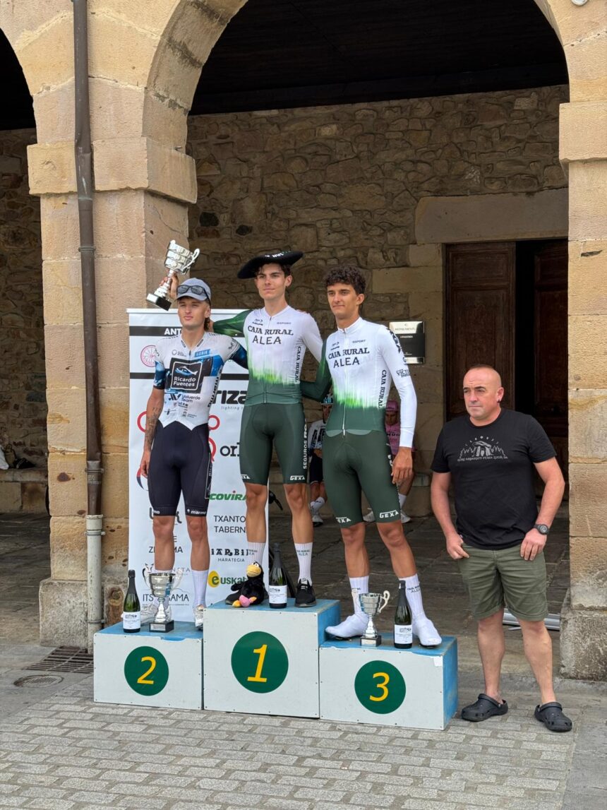 Podio de Zegama 2025 con Pérez, Pina y Lospitao (Foto: @FilialCajaRural)