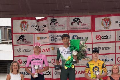 Podio de Beasain 2025 con Lospitao como ganador (Foto: @FilialCajaRural)