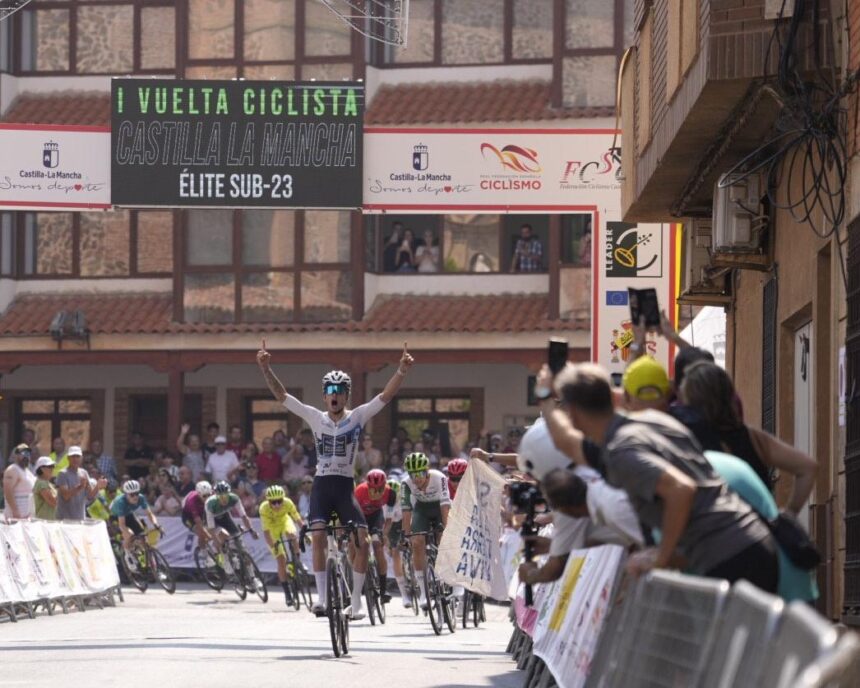 El Pelotón Victoria de José María Pina (Valverde Team) en Castellar de Santiago con Moya (High Level Gsport) que mantiene el liderato de la Vuelta a Castilla-La Mancha Valverde Team José María Pina Vuelta Castilla-La Mancha