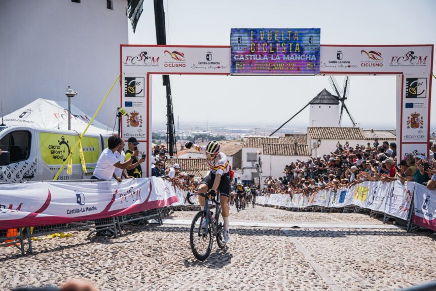 El Pelotón José María Martín (Extremadura Pebetero) conquista los molinos de Campo de Criptana y Miguel Moya (High Level Gsport) mantiene el liderato de la Vuelta a Castilla-La Mancha Meta Vuelta CLM etapa 3