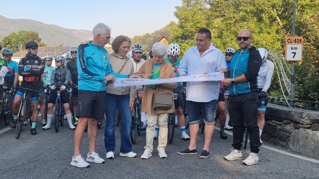 El Pelotón Efrén Bernardo (La20Veinte) triunfa en casa y se anota una espectacular I Clásica de Caboalles de Abajo-Leitariegos Corte de cinta de la I Clásica de Caboalles de Abajo-Leitariegos - Memorial Emilio Rubial (Foto: CC Treitoiro)