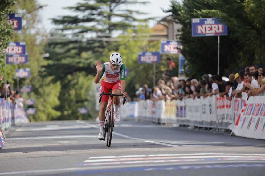 El Pelotón Piganzoli (Polti VisitMalta) en el podio del GP Industria & Artigianato Davide Piganzoli Polti VisitMalta