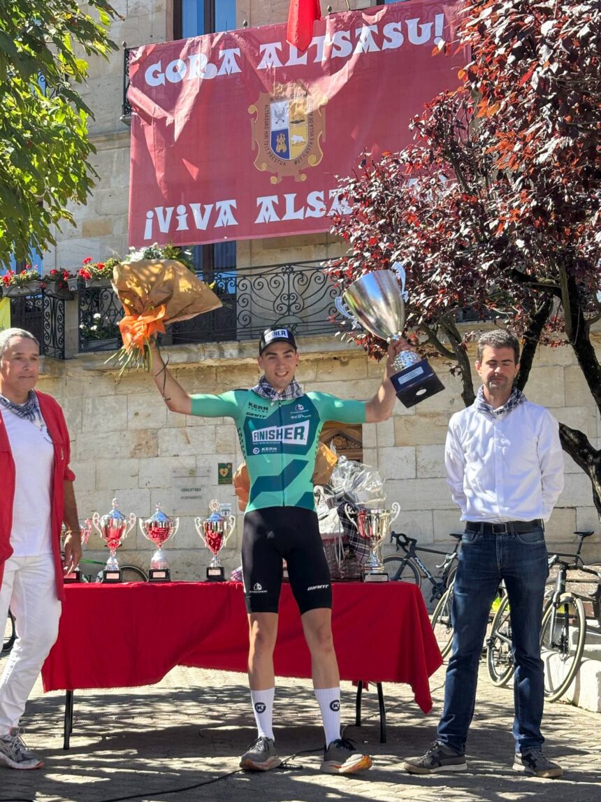 El Pelotón Llegar y besar el santo para Eñaut Urkaregi (Finisher) en Alsasua Eñaut Urkaregi vencedor en Alsasua (Foto: @EqFinisher)