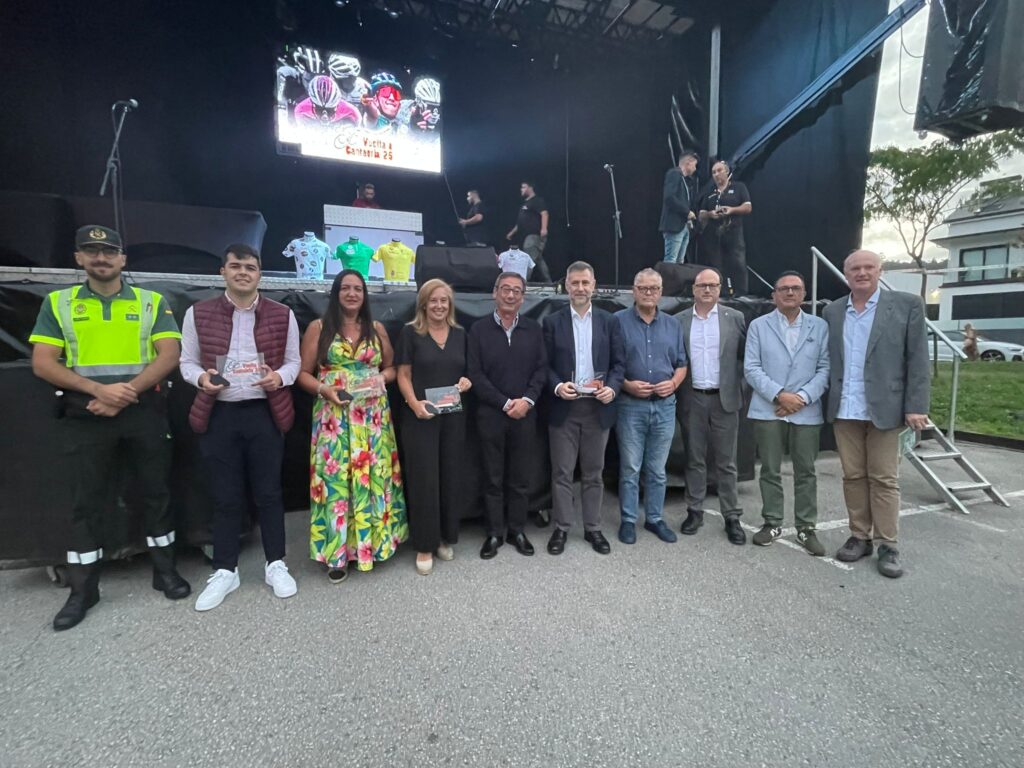 El Pelotón Sarón vibra con el ciclismo antes del inicio de la Vuelta a Cantabria Vuelta a Cantabria presentación