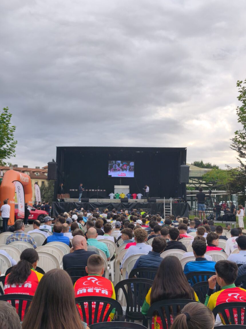 El Pelotón Sarón vibra con el ciclismo antes del inicio de la Vuelta a Cantabria Vuelta a Cantabria presentación