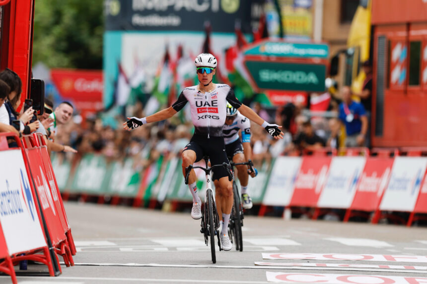 El Pelotón Juan Ayuso consigue su segundo triunfo de La Vuelta en Corrales de Buelna Juan Ayuso UAE Team La Vuelta