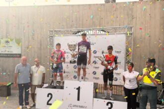 Podio final de la Vuelta a Tenerife 2025 con Martín, Dufort y Suárez (Foto: @vueltaciclistaisladetenerife)