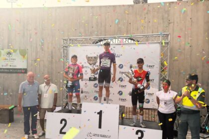 Podio final de la Vuelta a Tenerife 2025 con Martín, Dufort y Suárez (Foto: @vueltaciclistaisladetenerife)