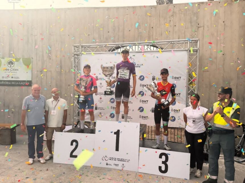 El Pelotón José María Martín (Extremadura-Pebetero) suma la Vuelta a Tenerife a su lista y el local José Carlos Suárez (Tenerife BikePoint) se lleva la última etapa Podio final de la Vuelta a Tenerife 2025 con Martín, Dufort y Suárez (Foto: @vueltaciclistaisladetenerife)