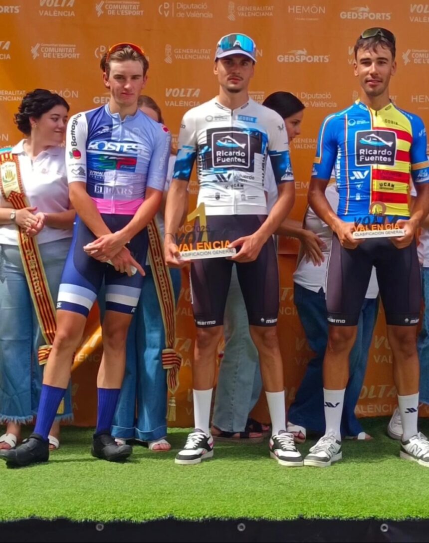 El Pelotón El puestómetro le da a Juan Diego Cano (Valverde-Ricardo Fuentes) la Volta a València y Joan Cadena (High Level-GSport) se anota el sprint final de Moncada Podio de Volta a València 2025 con Cano, Lonsdale y Monroig (Foto: @valverde.team)