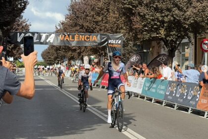 Lonsdale gana la 1ª etapa de la Volta a València (Foto: @voltavalencia)