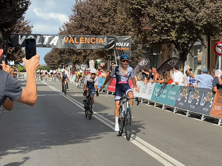 El Pelotón Jaspar Lonsdale (Rostese) comienza liderando la XV Challenge Volta a València Lonsdale gana la 1ª etapa de la Volta a València (Foto: @voltavalencia)