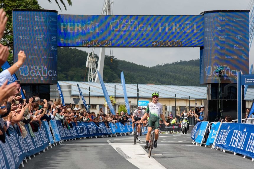 El Pelotón Maksym Bilyi (Cortizo) se adjudica en un final de infarto la Volta a Galicia en Ferrol Entrada en meta de Dani Cepa (Caja Rural - Alea) (Foto: Asier Torrado)