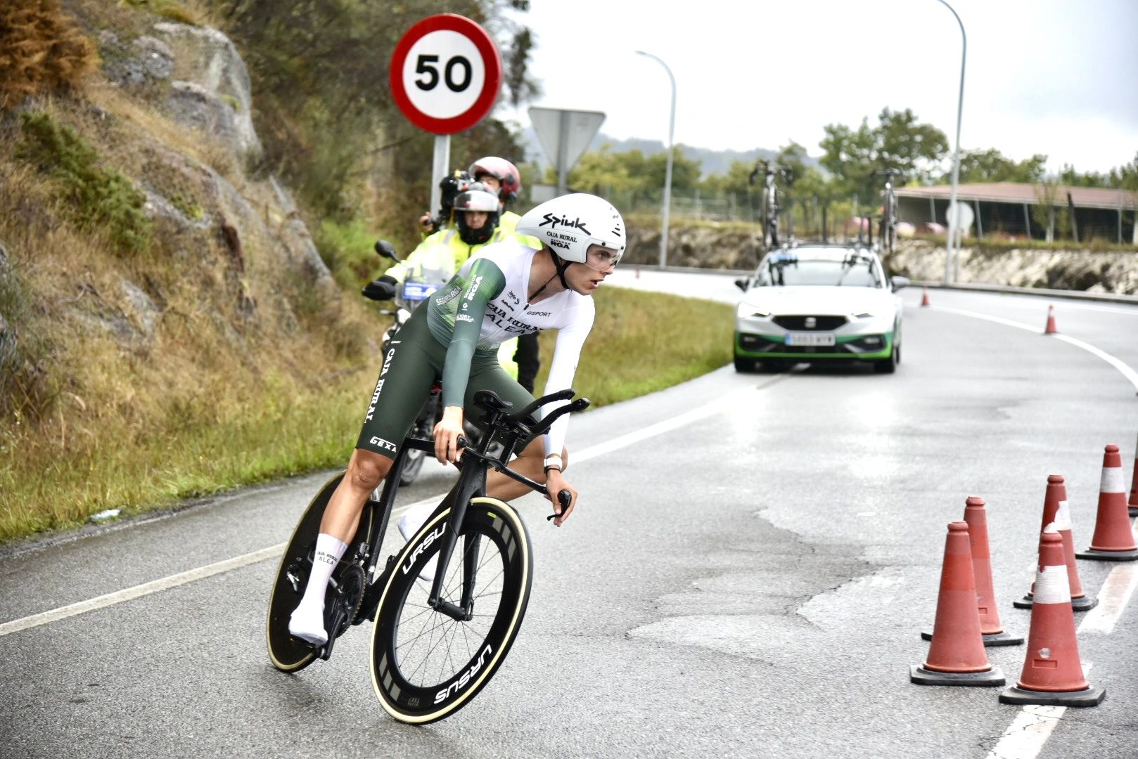 El Pelotón Caja Rural - Alea firma un triplete en la contrarreloj inaugural de la Volta a Galicia en Ribadumia
