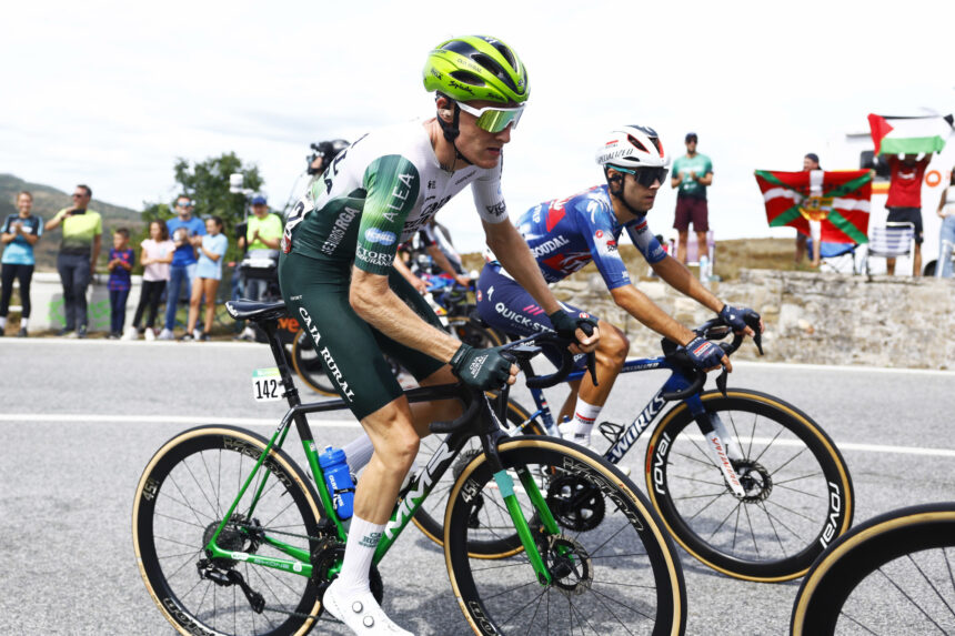 El Pelotón Triplete en fuga en otro día eléctrico en La Vuelta para Caja Rural Seguros RGA Caja Rural Seguros RGA Abel Balderstone