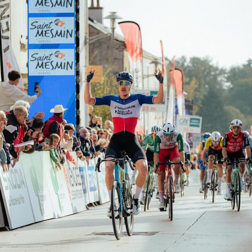 El Pelotón Lonardi vuelve al pódium en Francia con su tercer puesto en el Tour de Vendée Lonardi vuelve al pódium en Francia con su tercer puesto en el Tour de Vendée
