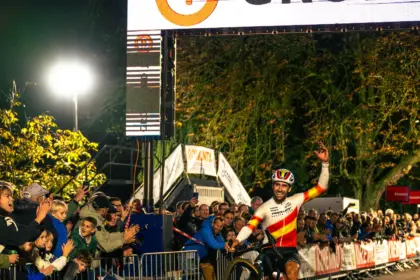 Felipe Orts celebrando en la Kiremko Nacht van Woerden.