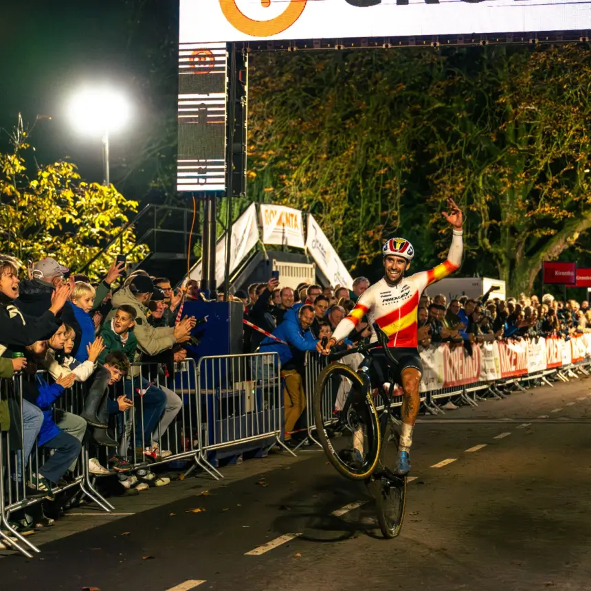 Felipe Orts celebrando en la Kiremko Nacht van Woerden.