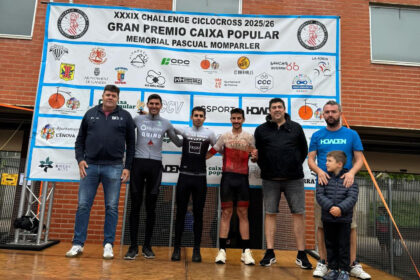 Podio masculino del Trofeu de L'Enova. Foto: Federació Ciclisme Comunitat Valenciana