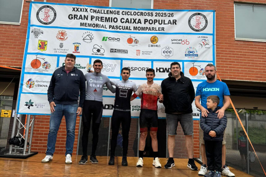 Podio masculino del Trofeu de L'Enova. Foto: Federació Ciclisme Comunitat Valenciana