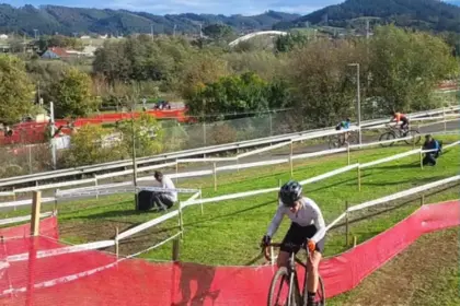 Ainara Elbusto en competición en Lezama.
