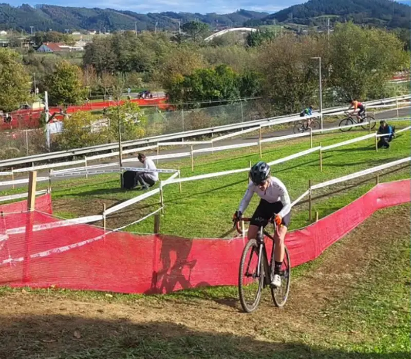 Ainara Elbusto en competición en Lezama.