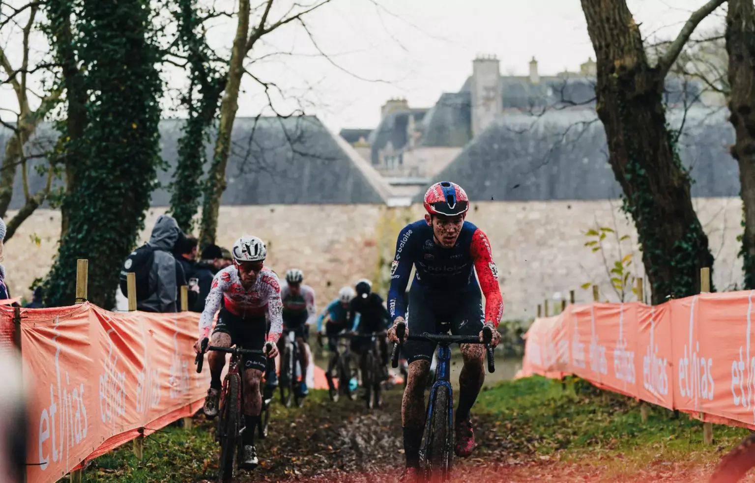 El Pelotón Flamanville: el castillo, el césped y una España que quiere colarse