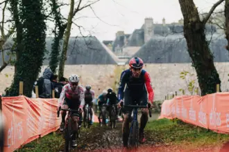 El Pelotón Flamanville: el castillo, el césped y una España que quiere colarse
