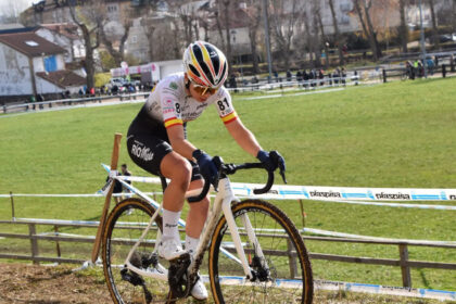 El Pelotón Marta Beti y Gonzalo Inguanzo dominan en Reinosa y se enfundan los maillots cántabros
