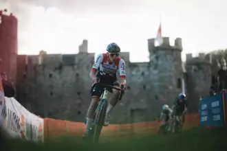 El Pelotón Nys resiste a Flamanville y el ciclocrós español se multiplica en un día de viento y oficio