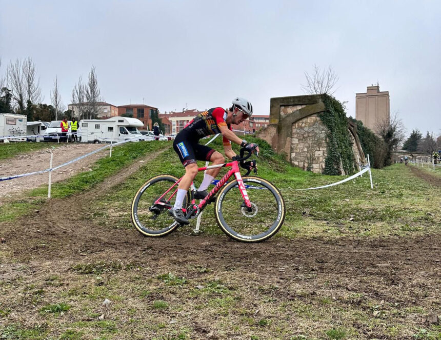 El Pelotón Tarazona corona a César González y Aintzane Montalbán en una mañana de ciclocrós de oficio