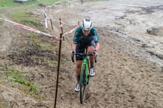 El Pelotón Samuel González y Laura Mira mandan entre pinar y arena en Praia Xardín