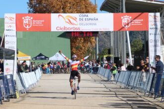 El Pelotón Felipe Orts impone su ley y Hartog desarma el esprint en la penúltima de la Copa de España