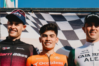 El Pelotón Egoitz Hoyas remata en Gorliz y Nahia Arana manda entre las féminas