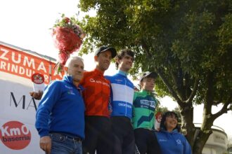 Podio de Zumaia 2026 con Azurmendi, Ruiz de Arcaute y Rey