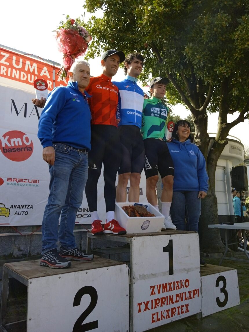 El Pelotón Haritz Azurmendi (Eiser-Hirumet) se anota la volata de Zumaia en el estreno del Torneo Euskaldun Podio de Zumaia 2026 con Azurmendi, Ruiz de Arcaute y López (Foto: @Sima_Cepial)