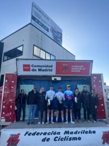 El Pelotón El Bicho - Plataforma Central Iberum ilusiona: Víctor García, tercero, y el premio al mejor equipo en el Gran Premio de Fuenlabrada