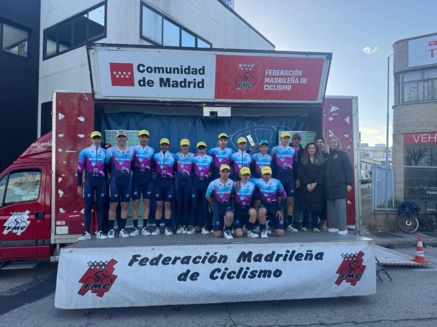 El Pelotón El Bicho - Plataforma Central Iberum ilusiona: Víctor García, tercero, y el premio al mejor equipo en el Gran Premio de Fuenlabrada