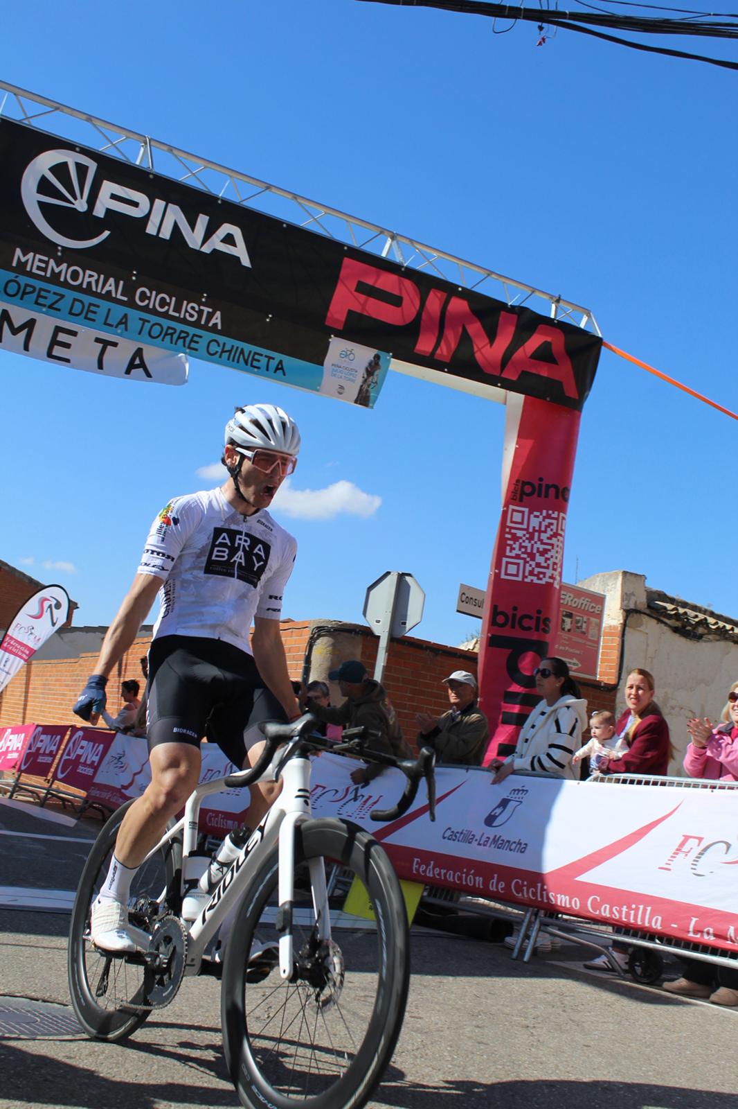 El Pelotón El Memorial Julio López de la Torre "Chineta" regresa por todo lo alto con una victoria en solitario de Marc Dols (Illes Balears Arabay)